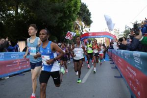 Maraton İzmir’de nefes kesen yarış