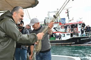 Bursa Büyükşehir’den balıkçılara tulum ve çizme
