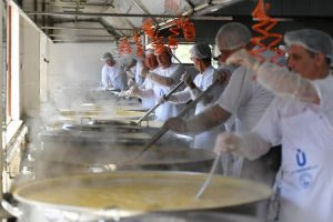 Üsküdar’da 30 bin kişiye sıcak yemek