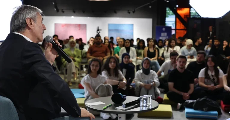 Başkan Alemdar Sakarya’da gençlerle koyu sohbette