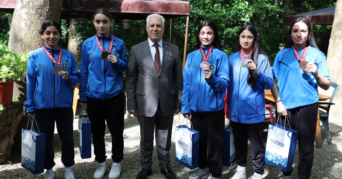 baskan-bozbey-bursanin-gururlariyla-bulustu-rxKlmGPt.webp