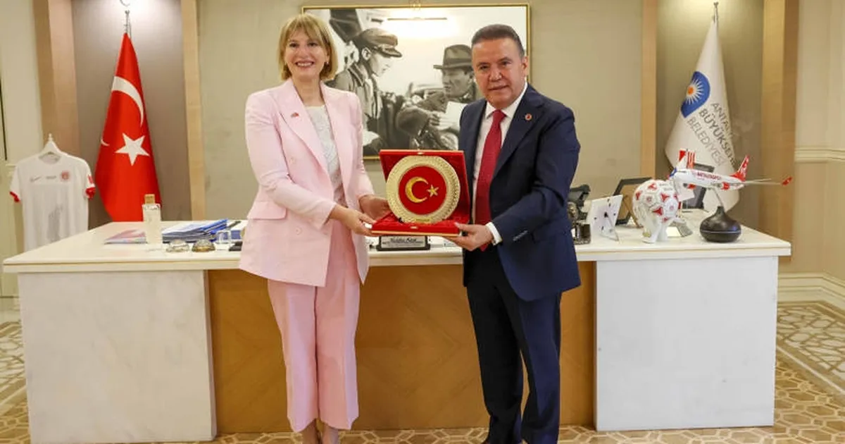 birlesik-krallik-turkiye-buyukelcisi-baskan-muhittin-boceki-ziyaret-etti-GytB4FG8.webp