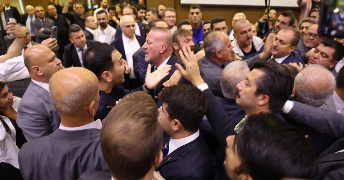 bursa-buyuksehir-meclisinde-gerginlik-baskan-bozbeyden-saldiriya-kinama-hEzJhBap.webp