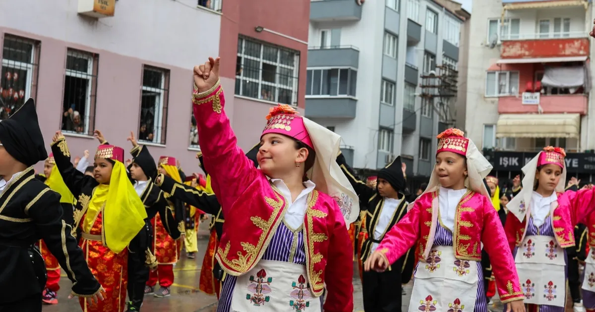 bursa-gemlikte-1470-ogrenci-sanatla-bulusuyor-G4BZlZkn.webp