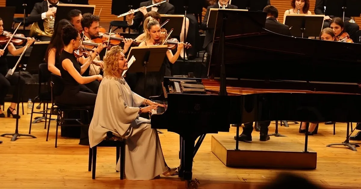 bursa-nilufer-senfoni-orkestrasi-ilk-konserinde-gulsin-onayi-agirladi-MlEhL15G.webp
