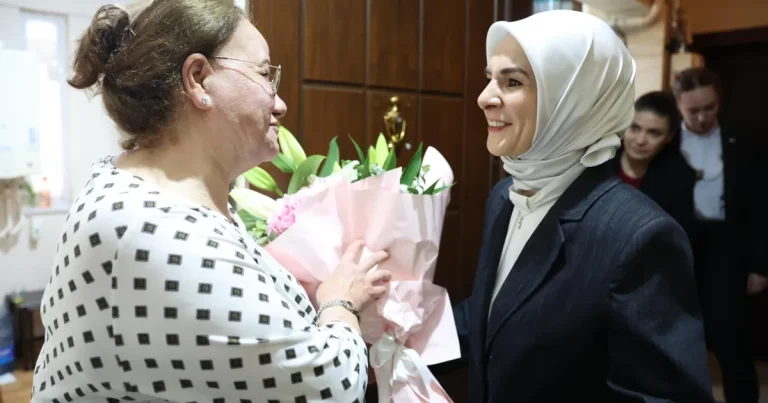 Devlet korumasındaki çocukların gönüllü annesine Bakan Göktaş’tan ziyaret