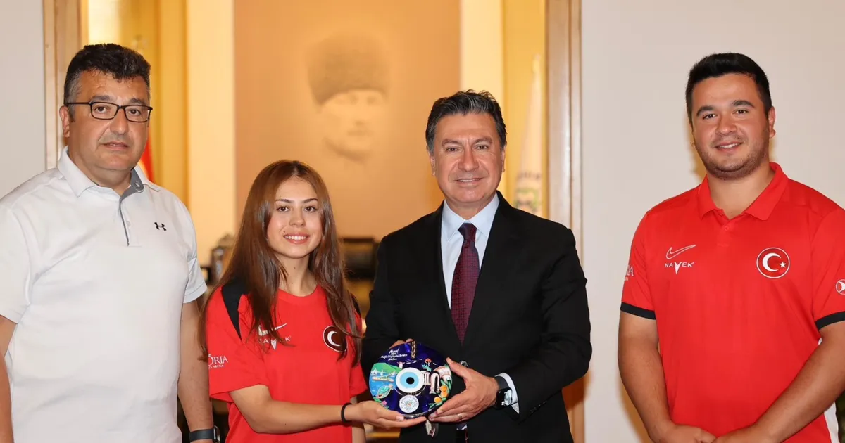 dunya-rekoru-kiran-okculardan-baskan-arasa-ziyaret-zPYgFg35.webp