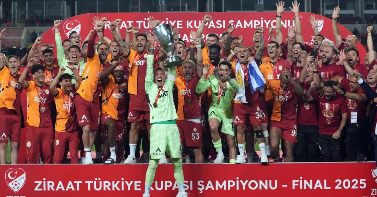 galatasaray-kupayi-coskuyla-kaldirdi-SsO72KtB.webp