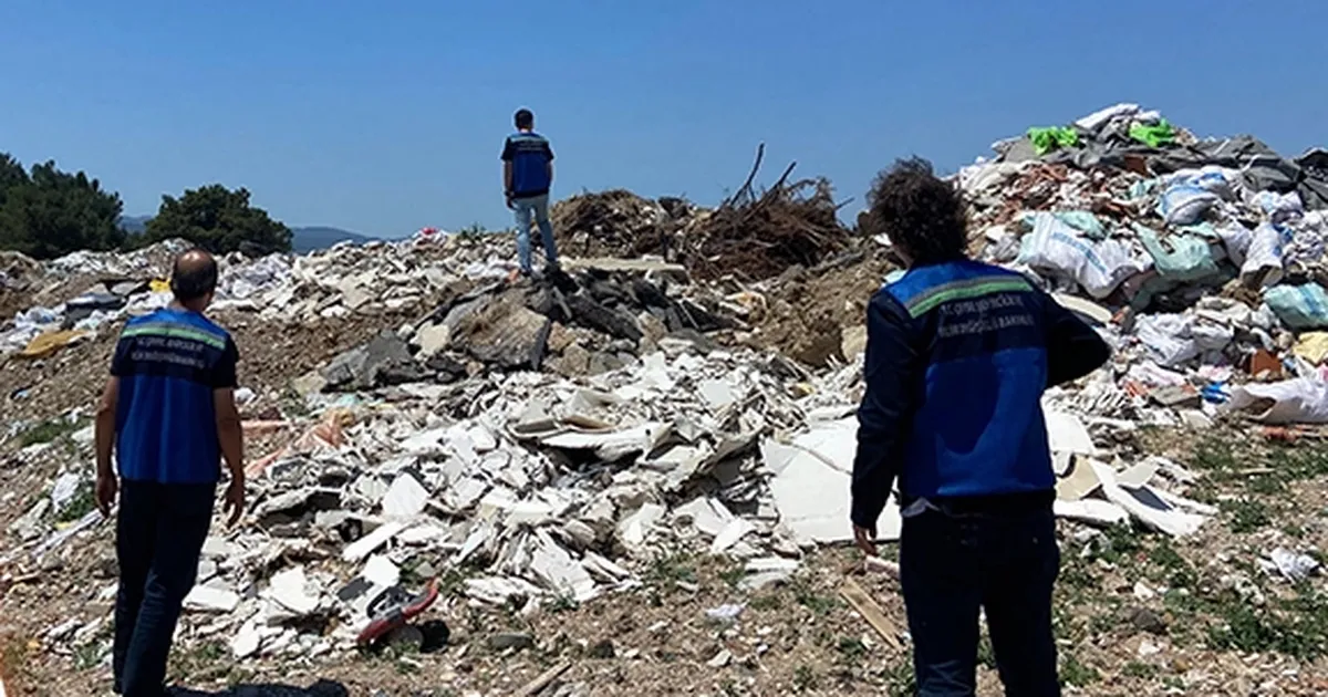 izmir-gaziemirde-acik-alana-atiga-18-milyar-tl-cevre-cezasi-Jg3BVxRn.webp