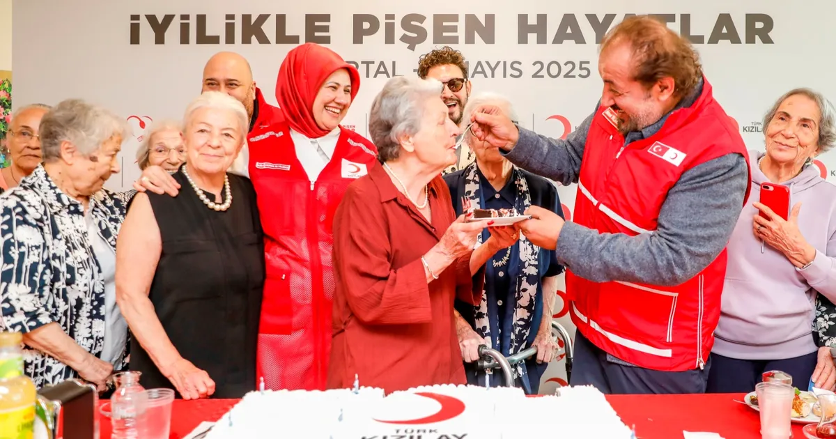 kizilaydan-anneler-gunune-ozel-kutlama-CJyh7ZvN.webp