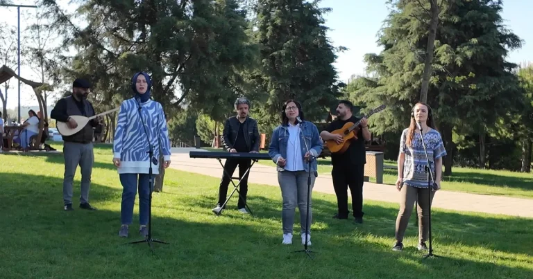 Kocaeli Çayırovalı kursiyerler ve öğretmenler doğa için çaldı