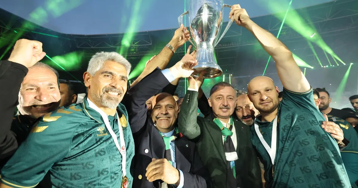 kocaeli-sampiyonluk-kupasini-kaldirdi-OH53NnF4.webp