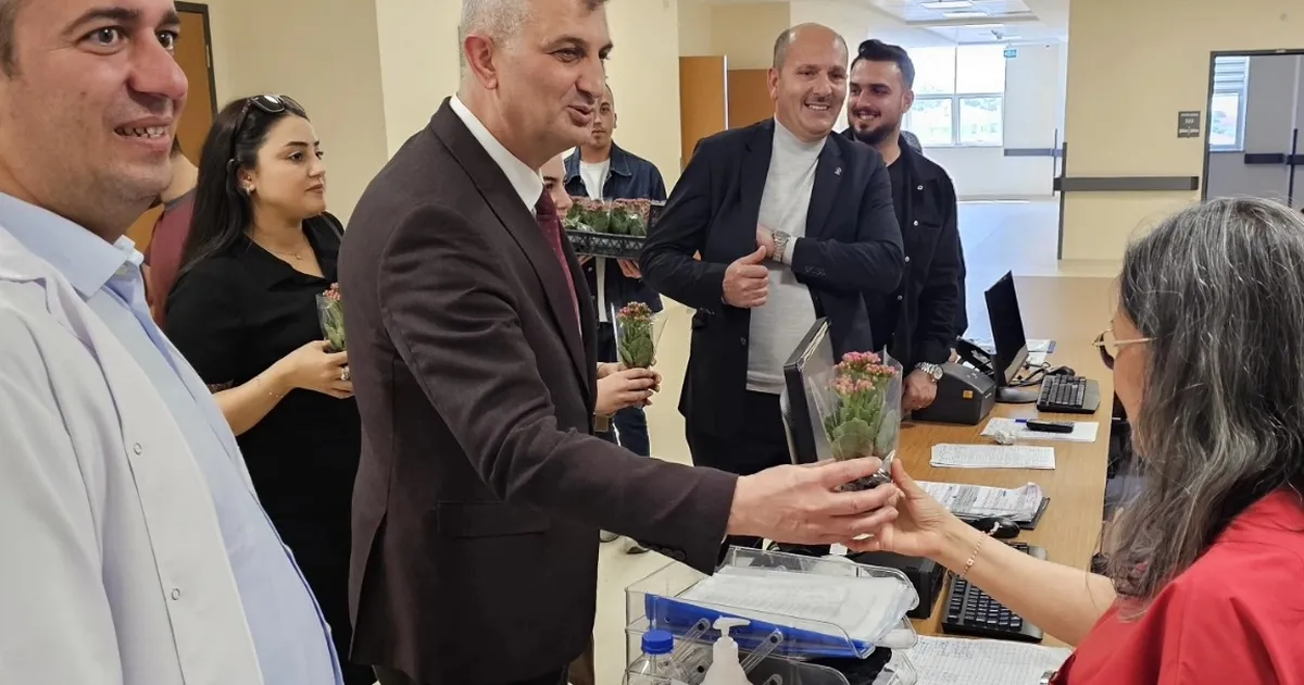 kocaelide-baskan-sezerden-hemsirelere-surpriz-kutlama-d6lriESR.webp