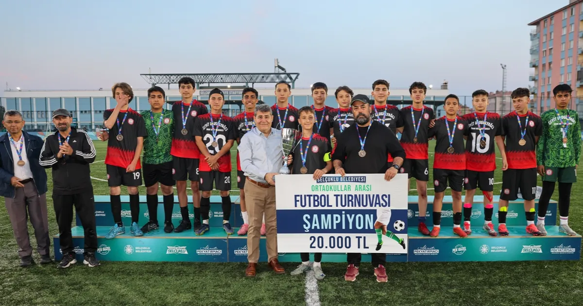 konya-selcukluda-ortaokullarin-futbol-heyecani-SFERfJZD.webp