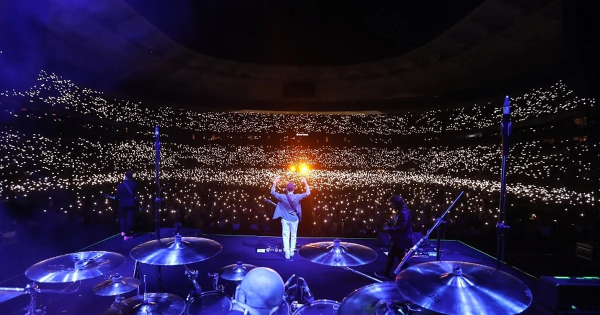 mor-ve-otesinden-izmirde-dev-konser-dunya-capinda-bir-stadyum-konseri-976G1FWY.webp