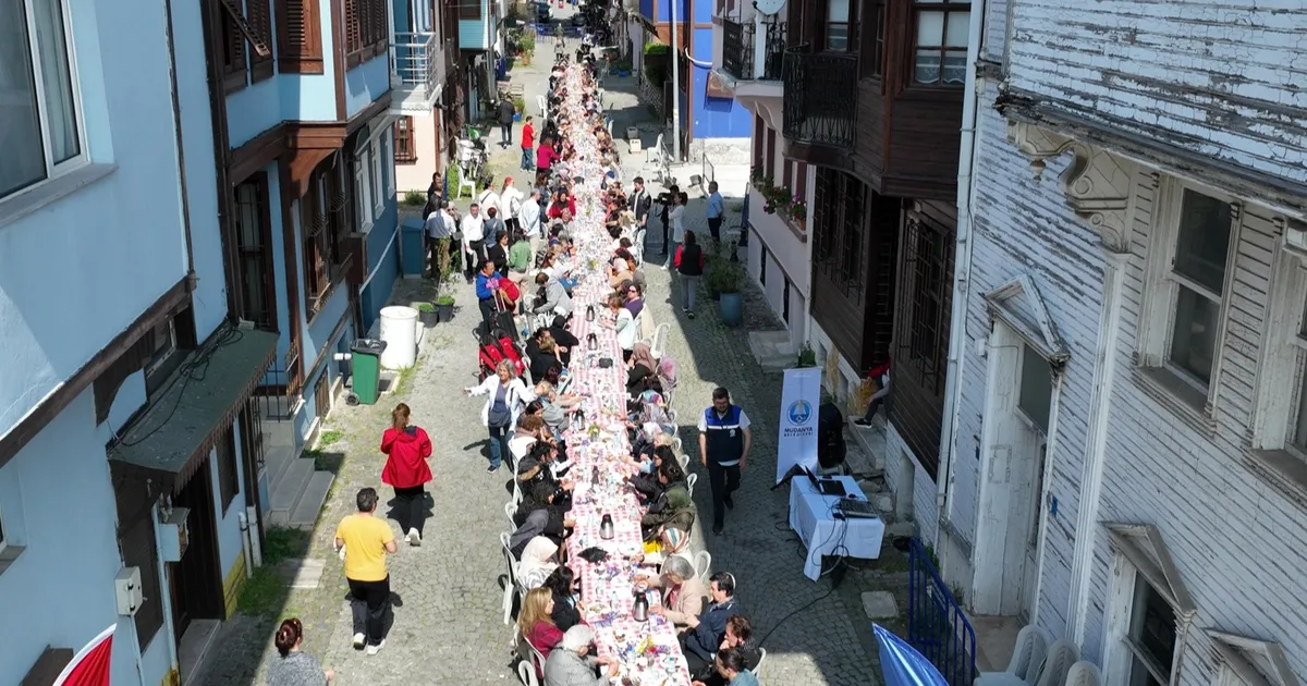mudanyada-annelere-ozel-sevgi-sofrasi-G3ehuiBO.webp