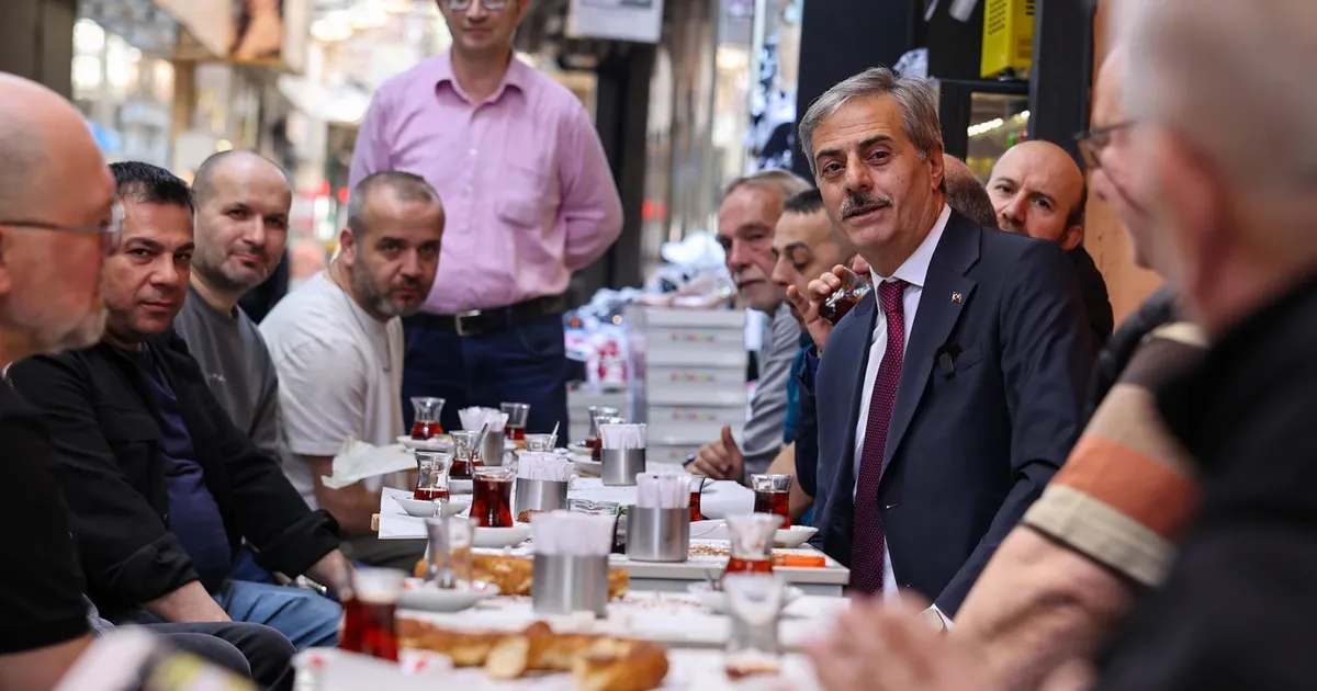 sakarya-uzuncarsida-baskan-alemdar-kunduraci-esnafiyla-bulustu-szl88mx3.webp