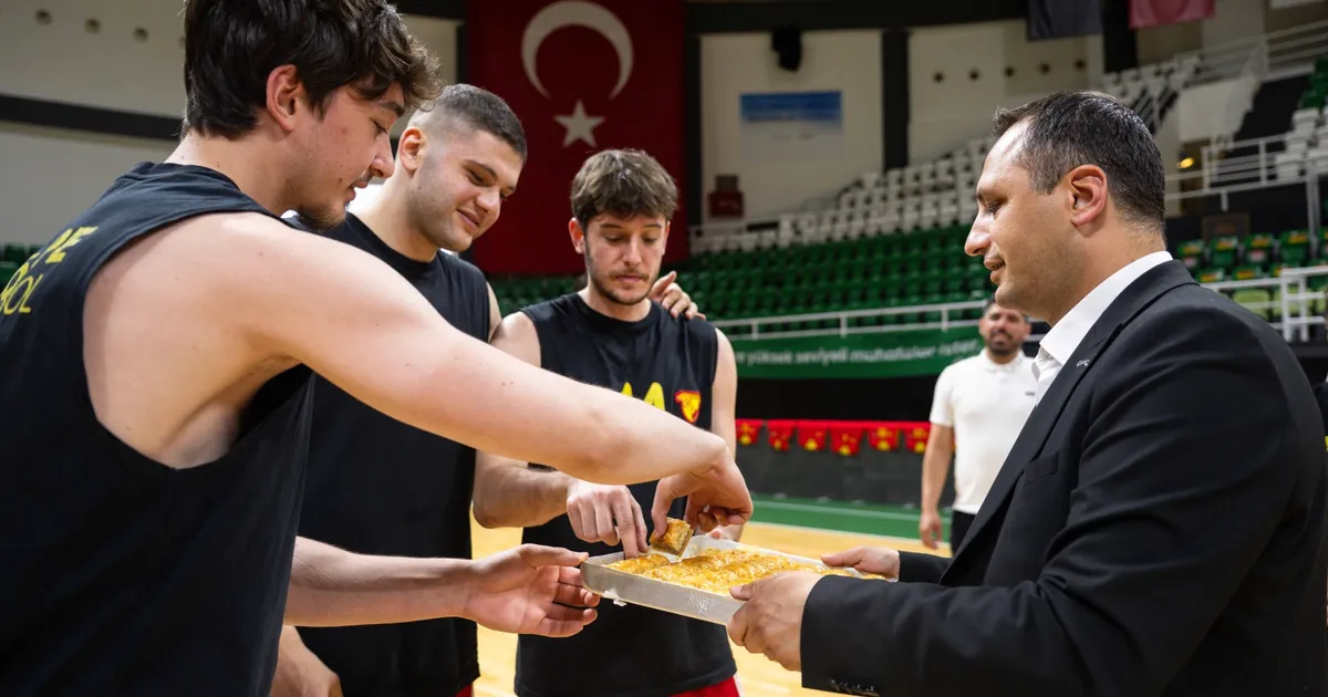 sari-kirmizili-ekip-sampiyonluk-macina-bornovada-cikiyor-CBLPKKvP.webp