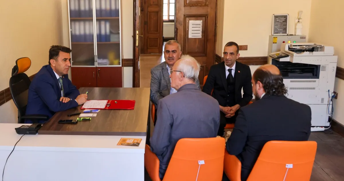 vali-aygol-acik-kapida-bileciklilerle-bulustu-YP2GGyB5.webp