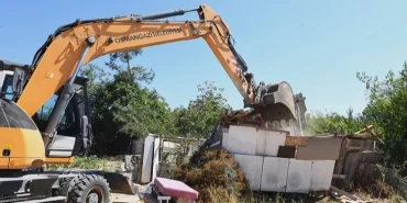 Bursa Osmangazi'de sit alanına yapılan kaçak yapılar yıkıldı